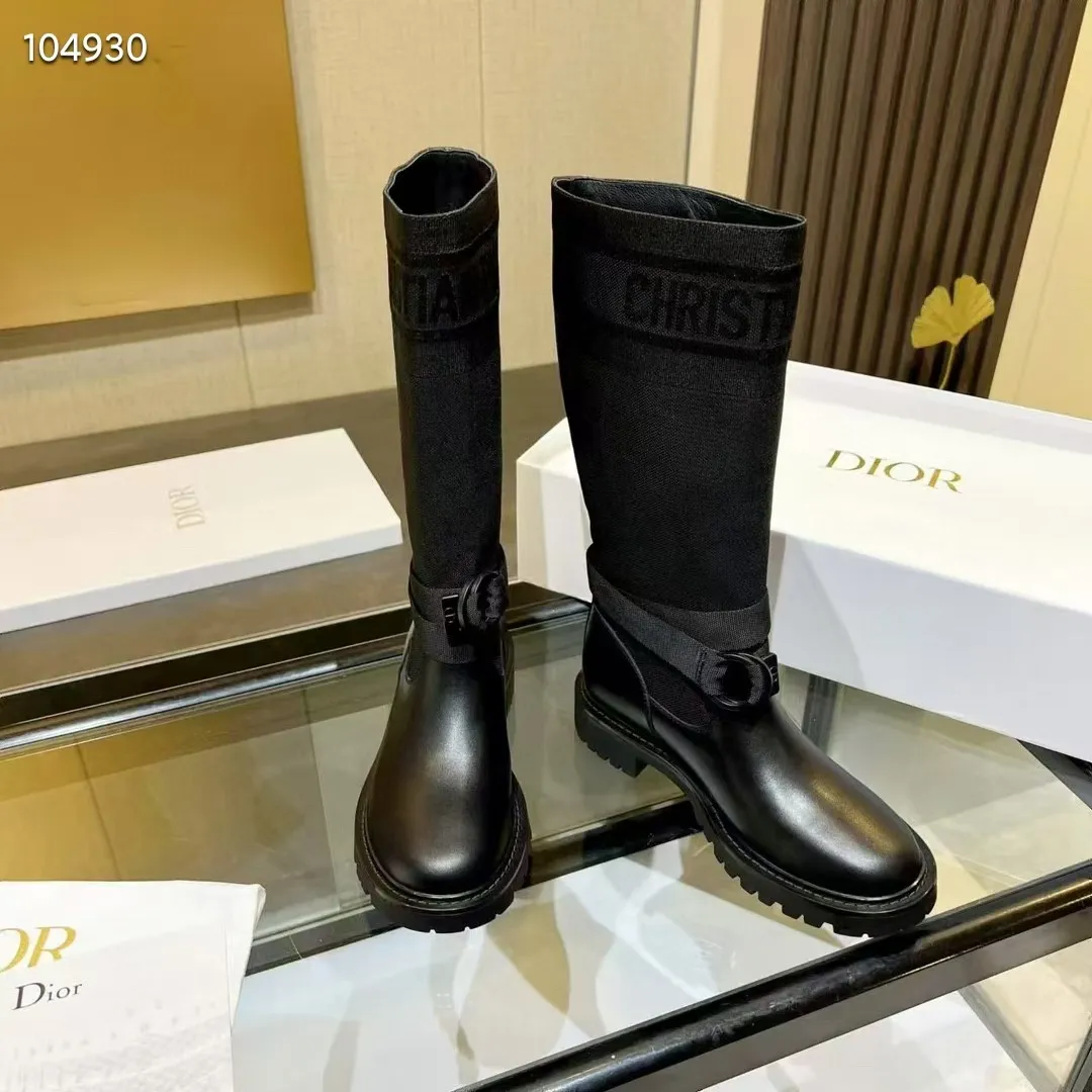 👟👟Ex-factory price 560👟👟 Dior color-blocking new boots for autumn and winter, the latest electric embroidery color-blocking letter logo for autumn and winter, round-toe high-top knight boots for women, Material: first-layer cowhide stitched with electric embroidery fabric, sheepskin lining for feet, original molded TPU outsole Size: 35-40 yards